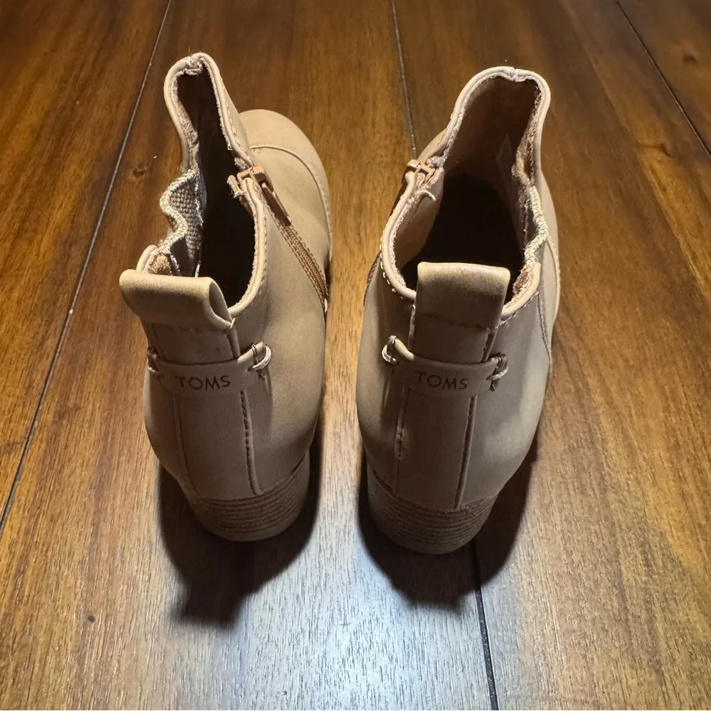 Toms Kelsy Wedge Booties Youth Girls Size 2.5‎ Toffee Synthetic Nubuck